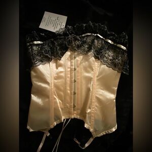 Stunning Peachy cream & black lace trim corset Leg Avenue New